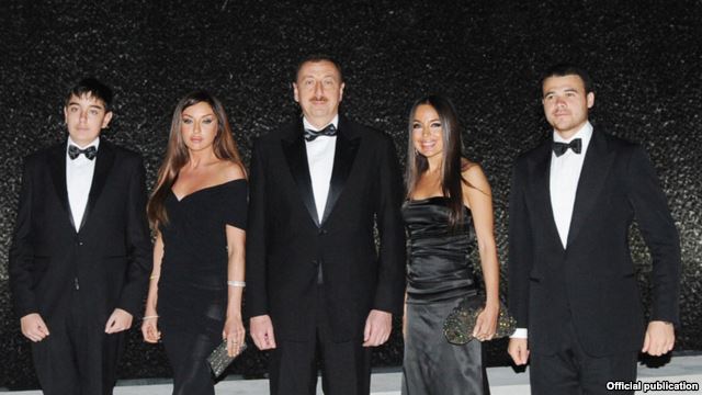 4E9BA901-DA4E-46AF-973A-AE762E2E4402_w640_r1_s_cx33_cy31_cw38