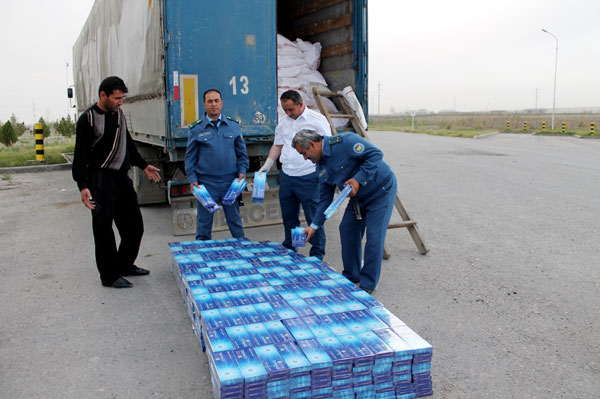 natadzhiksko-afganskoygranicezaderzhanakrupnayapartiyakontrabandnyhesse1