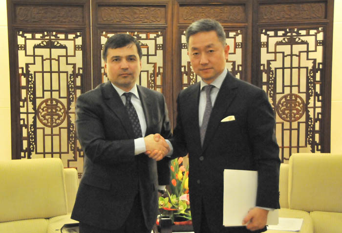 Parviz_Davlatzoda_vruchil_kopii_veritelnyh_gramot_MID_Kitayu