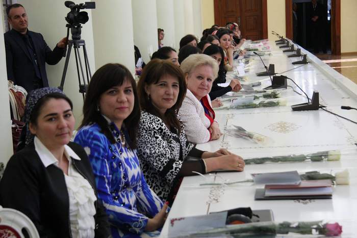 Sotrudnic_NBT_prizvali_vozderzhatsya_ot_podrazhaniy_chuzhdoy_tadzhichkam_kulture