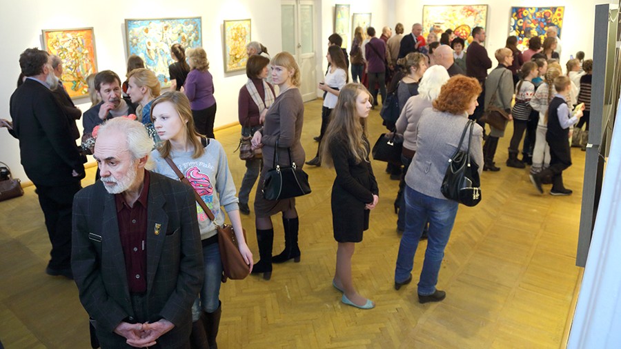 vgorodeivanovoprohoditvystavkatadzhikskihhudozhnikov