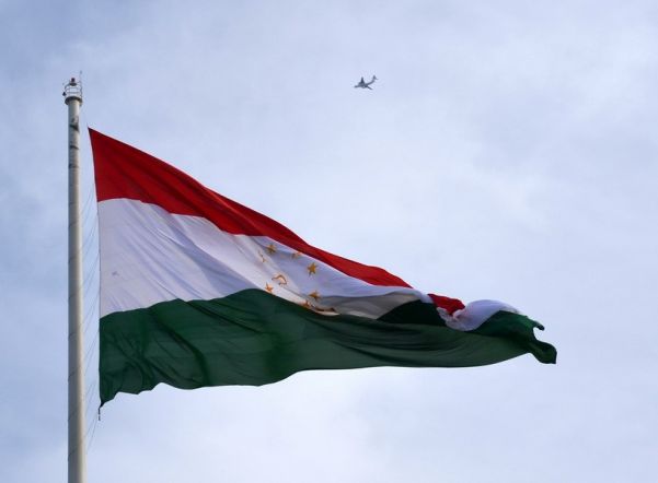 vpeterburgemashinatadzhikskogokonsulstvaprotaranilataksi