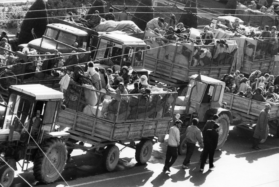 napervuyu-bezhencyizyuzhnyhrayonovtadzhikistanapribyvayutvdushanbenatraktorah1993god