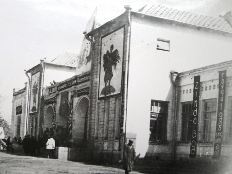 nasnimkedomdehkaninavkotorom19oktyabrya1929godasostoyalsyachrezvychaynyysezdsovetovtadzhikskoyssrase