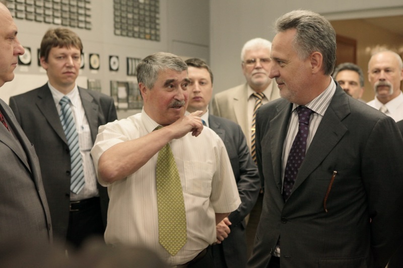 napervuyu-ukrainskiybiznesmendfirtashnazavodetadzhikazotbb