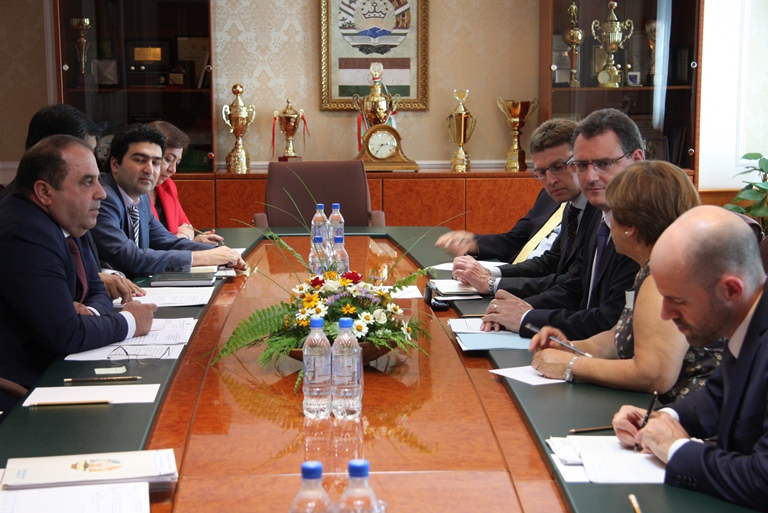 glavanbtschitaetekonomicheskieibankovskiepokazatelitadzhikistanapolozhitelnymi