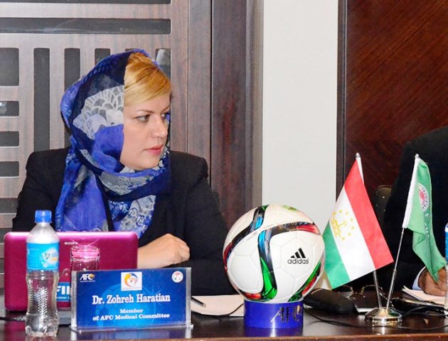 iranskayazhenshchina-instruktorfifa-obuchaettadzhikskihfutbolnyhvrachey