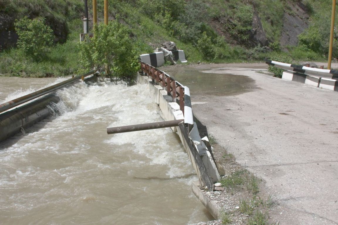 naseveretadzhikistanavosstanovlenmostcherezrekuyagnobpovrezhdyonnyyselevympotokom