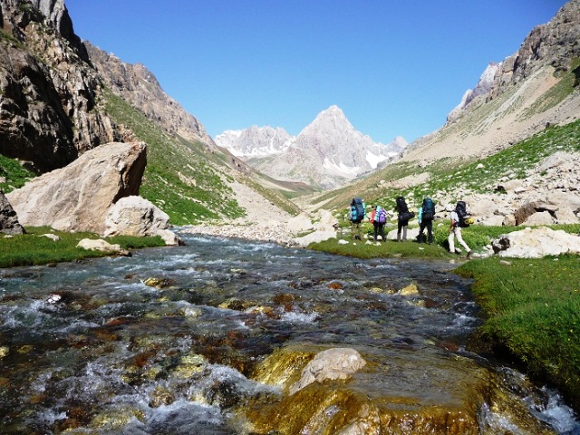 predstaviteliturindustriitadzhikistanarasschityvayutnauvelicheniepotokaturistovizrossii