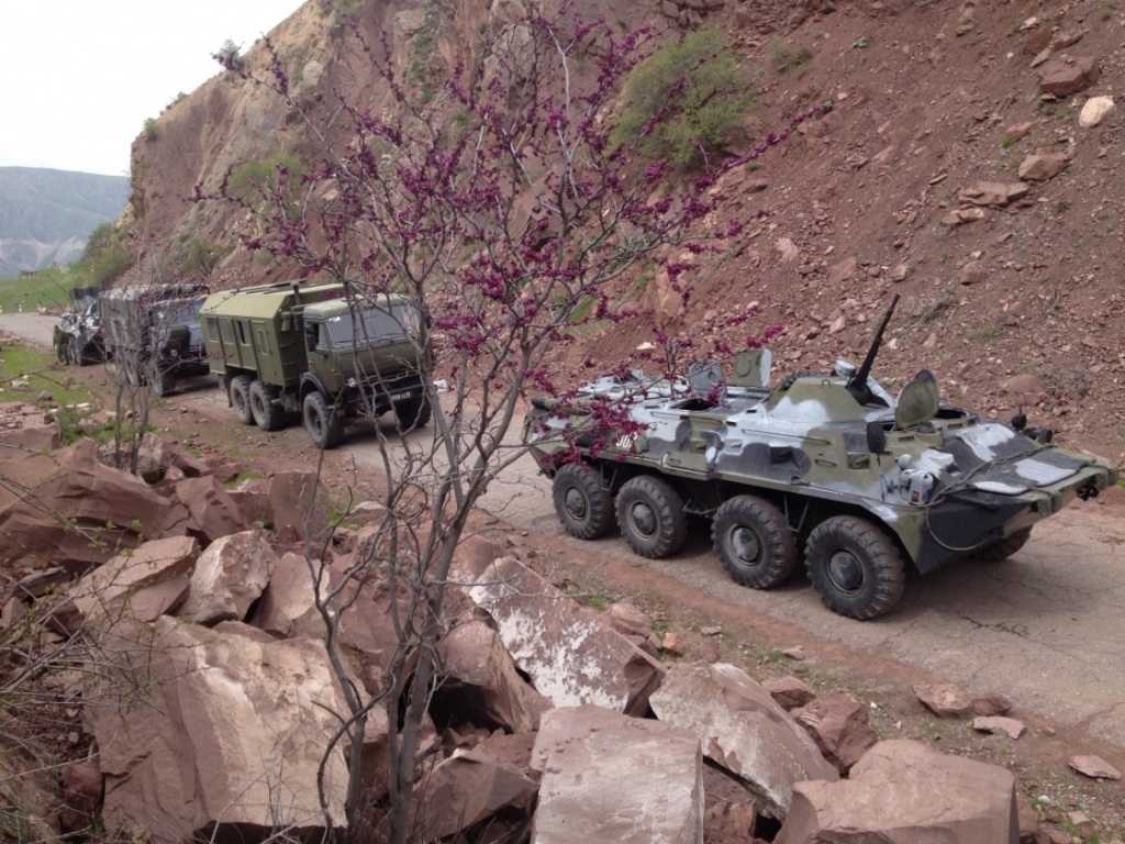 rossiyskievoennyevtadzhikistanevpervyeprimenilinovuyubronetehnikunamanevrahvpredgoryahpamira