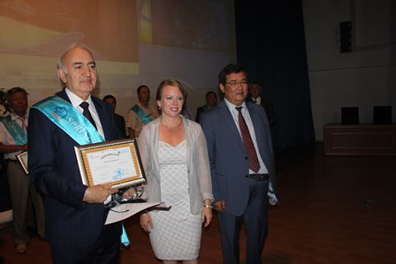 1-tadzhikskiyuchenyystallaureatommezhdunarodnoypremiitopspringerauthor2015