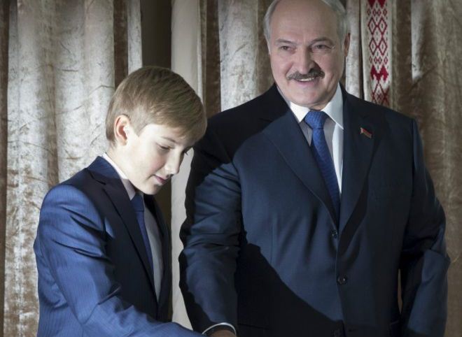 151011231736_lukashenko_and_son_624x700_reuters_nocredit