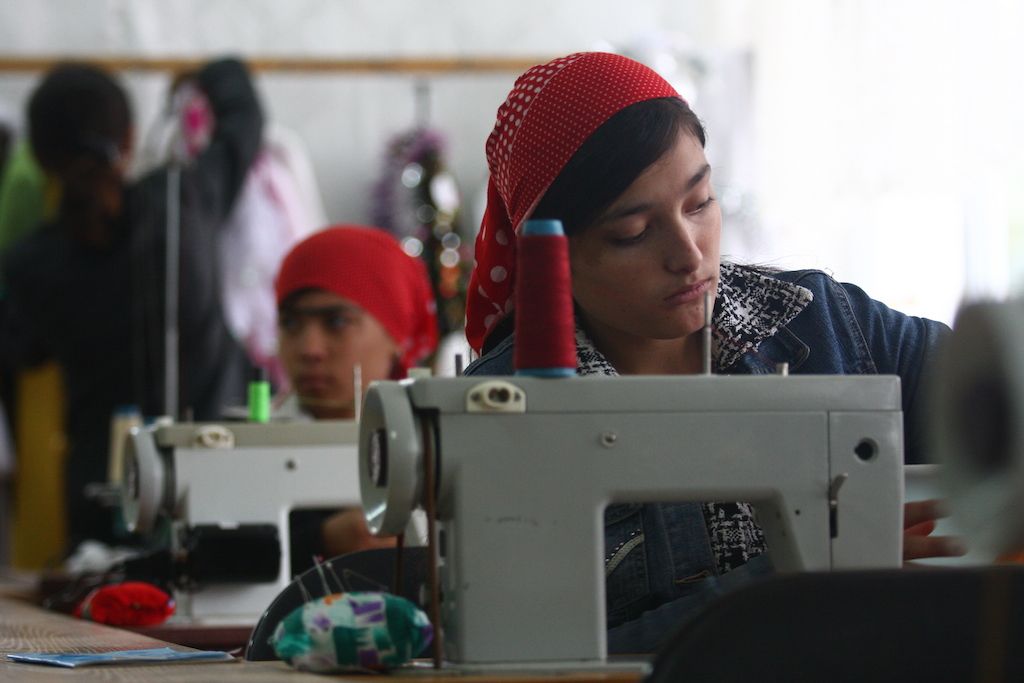 9769-tajikistan-women-sewing