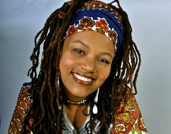 amikaeylachildrens-show-587x1024