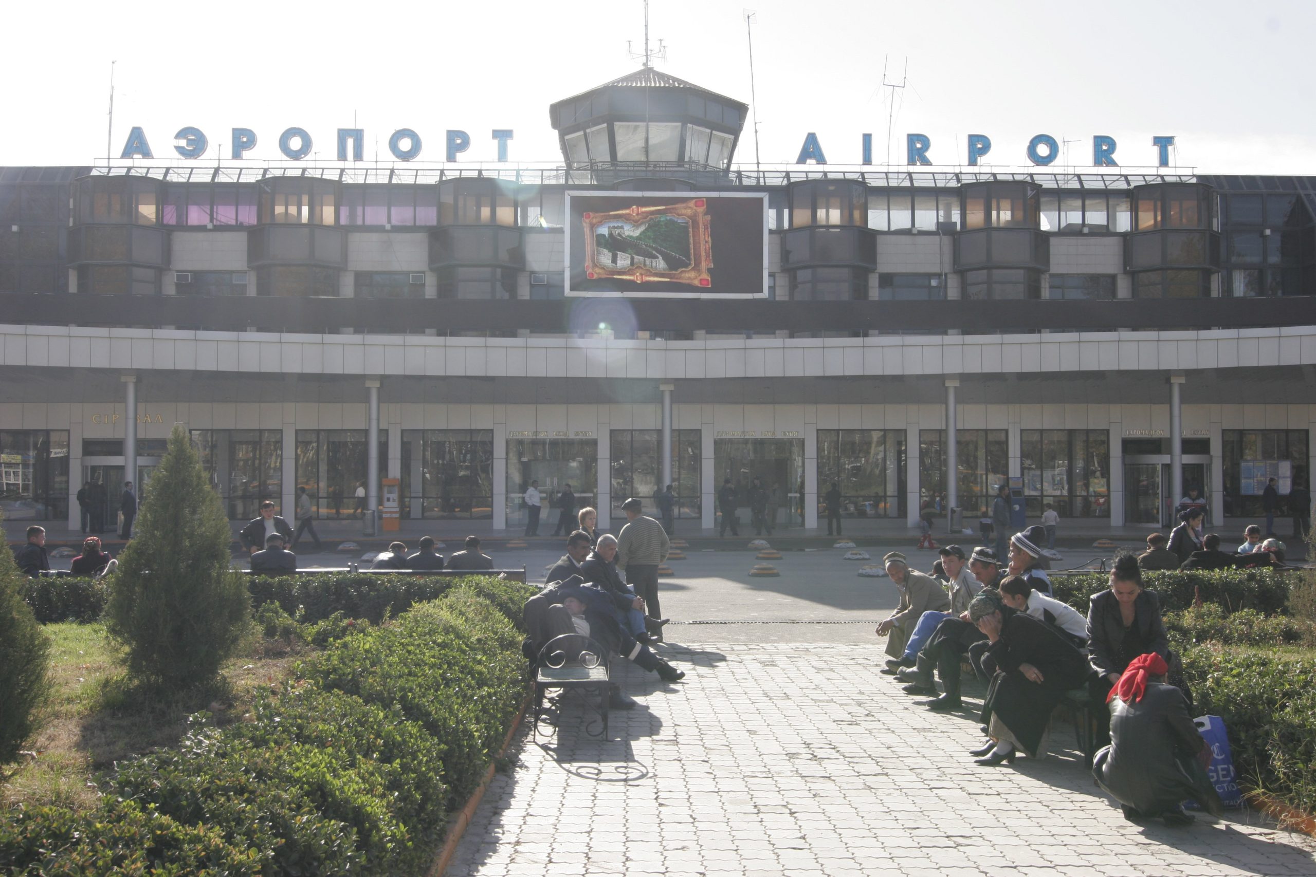 bezopasnostaeroport-lyudidozhidayutsyanachalaregistraciinaulice_0