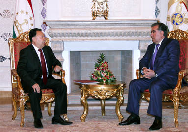 Emomali_Rahmon_prinyal_posla_KR_v_RT_Urmata_Saralaeva