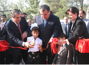 emomalirahmonotkryvaetstolichnuyushkoluno72v2010godu