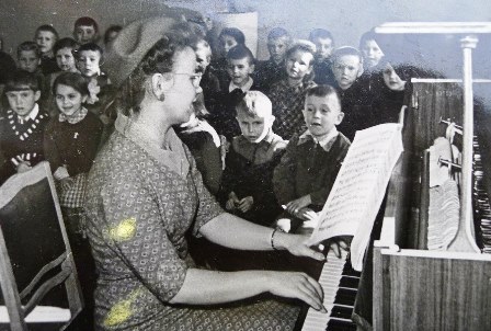 foto1-1948godvstalinabadskomdetskomsadu