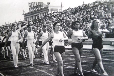foto11iyunya1954godavdushanbesostoyalsyaparadvchestotkrytiyarespublikanskogostadionaim