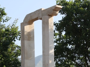 foto3hoitzdesnedalekootmonumentavpamyatozhertvahzemlyatreseniyaposlovamochevidcevproizoshlapervayapo