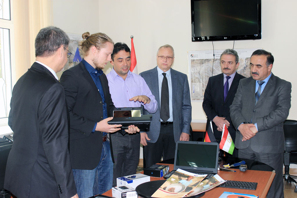 germaniyaosnashchaettadzhikskihgeologovsovremennymoborudovaniem