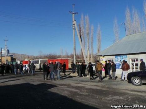 granicarkiru-prigranichnoeseloak-sayvbatkenskoyoblastikyrgyzstana11yanvarya2014goda_1