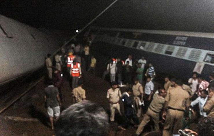 В Индии 32 человека погибли при сходе пассажирских поездов