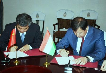 kitayskiepoliceyskiepodaryatsvoimtadzhikskimkollegamoborudovaniya