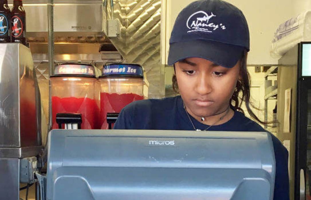 mladshayadochobamypodrabatyvaetvrybnomrestorane1