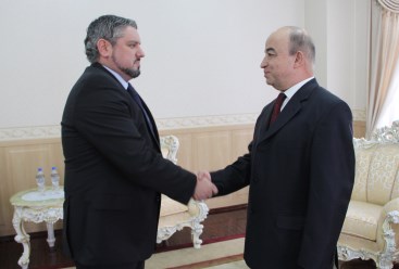 Moldovskiy_diplomat_v_parlamente