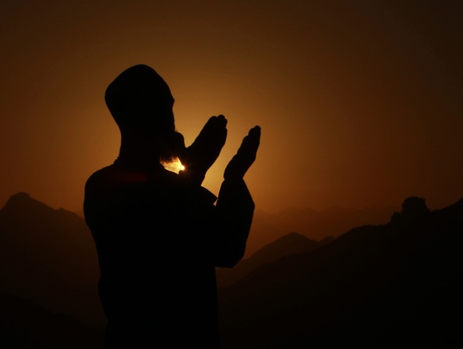 molyaschiysya-na-fone-zakata