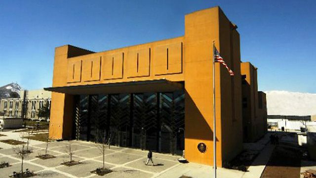 moshchnyyvzryvprogremelvozleposolstvasshavkabule