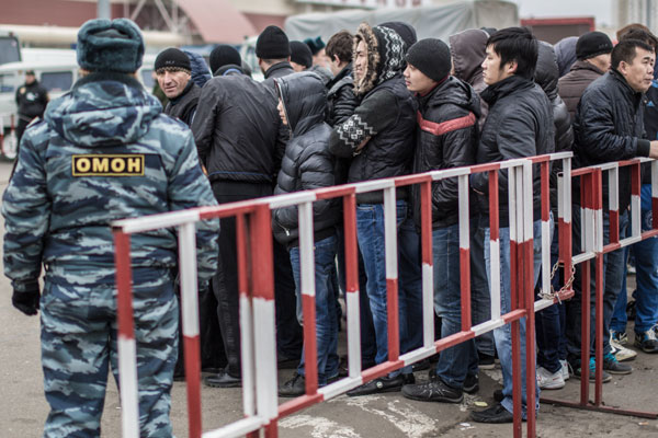 moskovskoypolicieyzadenzaderzhanosvyshe400migrantov