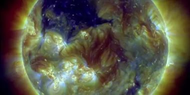 nazemlyunadvigaetsyamoshchnayamagnitnayaburya