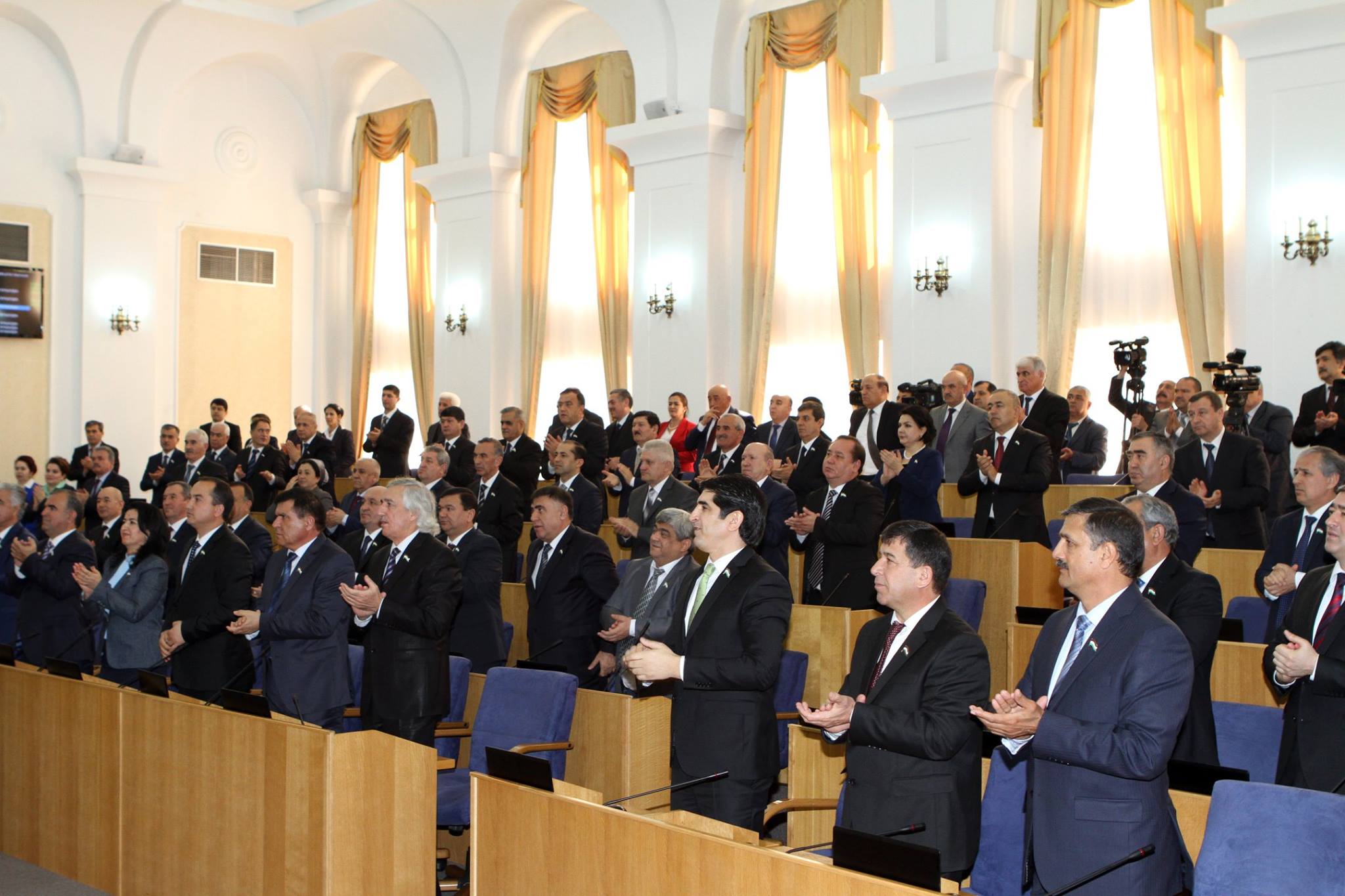 Novye_tadzhikskie_deputaty_bez_obsuzhdeniya_golosuyut_po_vsem_voprosam_za