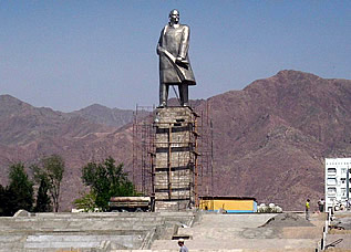 pamyatnikleninughudzhand