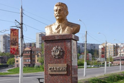 pamyatnikstalinuvlipeckeoblilirozovoykraskoy