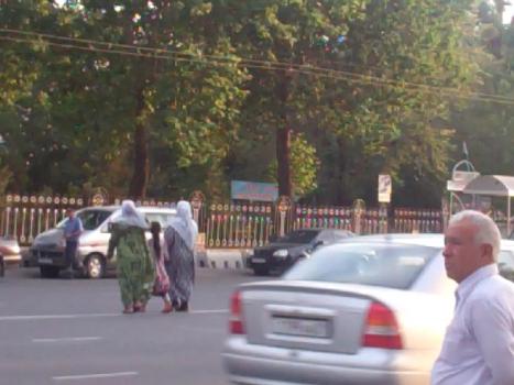 peshehodyprohodyatdoroguvnepolozhennomvmeste