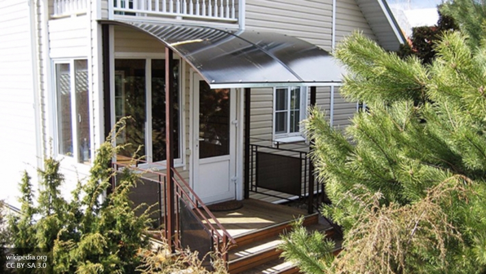 piterskiybiznesmennashelvsvoemkottedzherazlozhivshegosyatadzhikskogomigranta