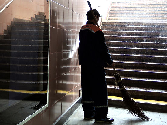 policeyskiyvmoskvepytalsyaograbitdvornikoviztadzhikistanaugrozhayaimavtomatom