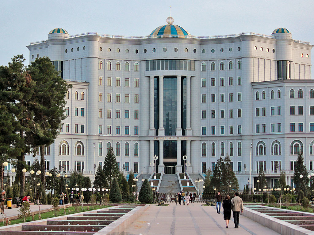posolyaponiivrtpodarilnacionalnoybiblioteketadzhikistanabolee700knig