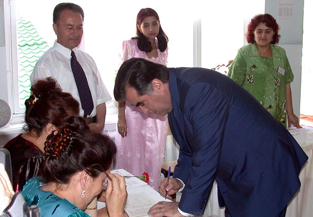 Prezident_golosuet_na_referendume_v_2003_godu