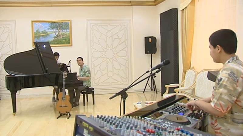 prezidentturkmenistanasvnukaminapisalocherednuyupesnyu