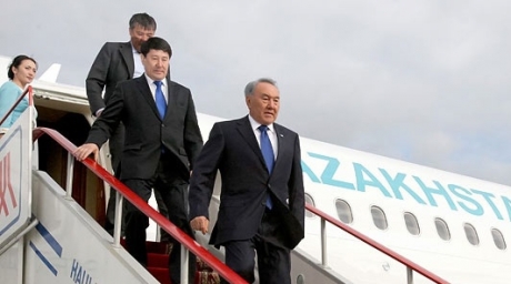 Prezrdent_Kazahstana_spuskaetsya_po_trapu_samolyota