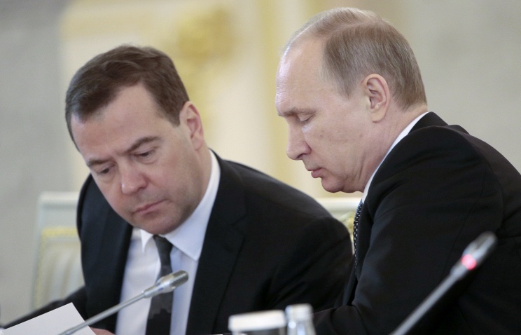 Putin_sokratil_zarplaty_nachinaya_s_sebya_i_Medvedeva