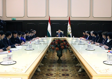 Rahmon_i_kandidaty_v_deputaty