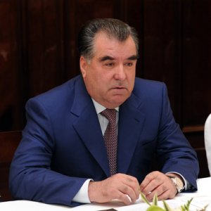 Rahmon_pri_parlament_4