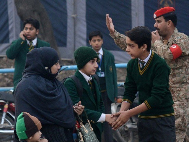 Rahmon_priglasil_studentov_Peshvara_v_Tadzhikistan