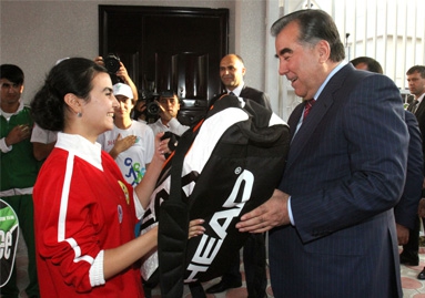 rahmon_v_otkrytii_tenisnogo_korta_1