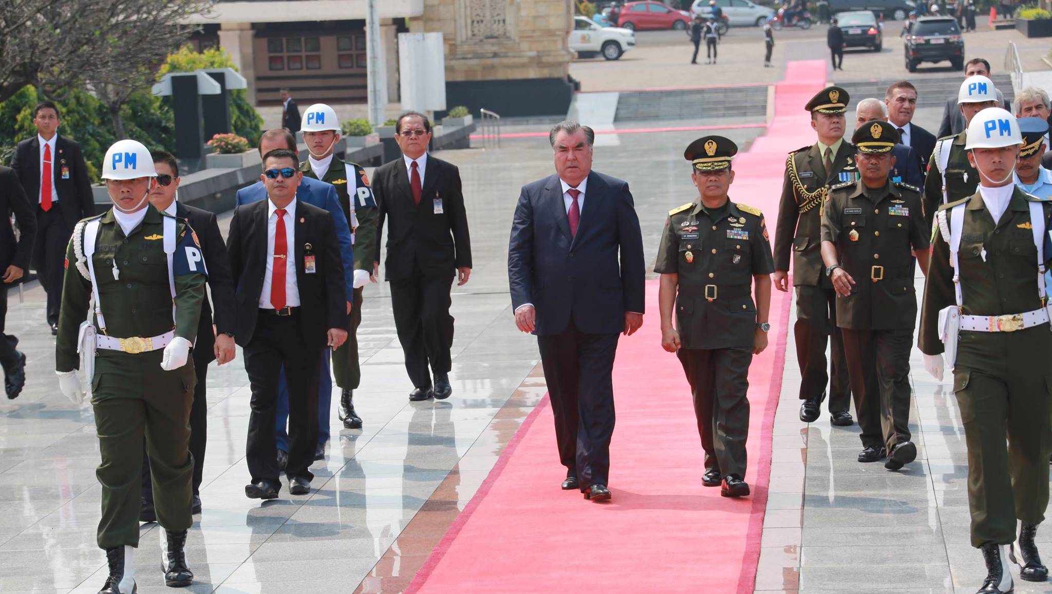 Rahmon_vozlozhenie_cvetov